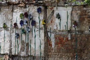 Liebevoll dekorierte Wand